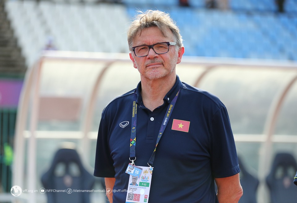 HLV Troussier: 'HCĐ chưa tương xứng với kỳ vọng của người hâm mộ' 2 HLV Troussier: 'HCĐ chưa tương xứng với kỳ vọng của người hâm mộ' 2