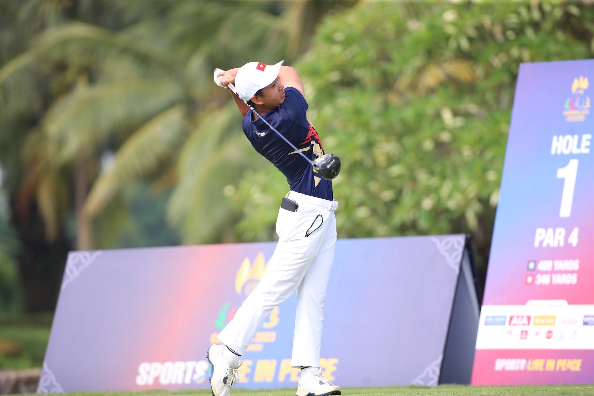 3. Lê Khánh Hưng (Golf): Ở sân chơi lớn của khu vực là SEA Games 32, Lê Khánh Hưng đã gây bất ngờ rất lớn và mang về cho golf Việt Nam tấm HCV lịch sử. Chàng trai 15 tuổi không giấu được sự tự hào và hạnh phúc.