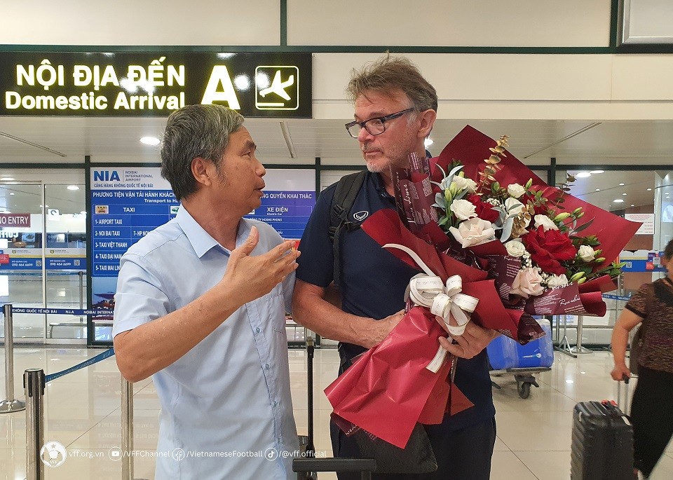 Tổng thư ký LĐBĐVN Dương Nghiệp Khôi chào đón và tặng hoa thầy trò HLV Troussier. Ảnh: VFF Tổng thư ký LĐBĐVN Dương Nghiệp Khôi chào đón và tặng hoa thầy trò HLV Troussier. Ảnh: VFF