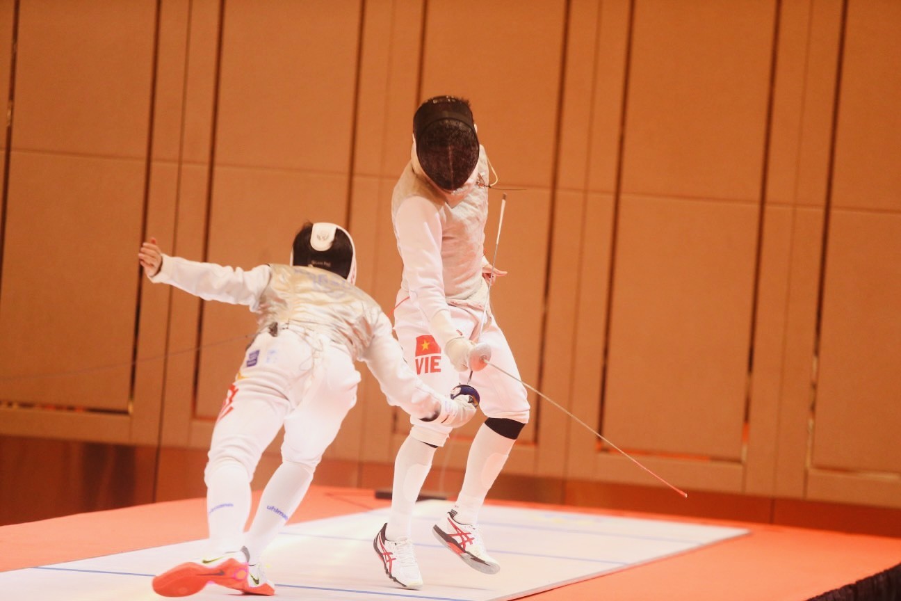 6. Đội kiếm liễu nam: Việt Nam chưa một lần chạm tay vào tấm HCV của nội dung kiếm liễu đồng đội nam ở các kỳ SEA Games trước đây nhưng lần này, lịch sử đã thay đổi. Cao Minh Duyệt, Nguyễn Minh Quang, Phạm Quốc Tài, Nguyễn Văn Hả xuất sắc đánh bại cường quốc về kiếm liễu – Singapore với tỷ số 45-37 trong trận chung kết.