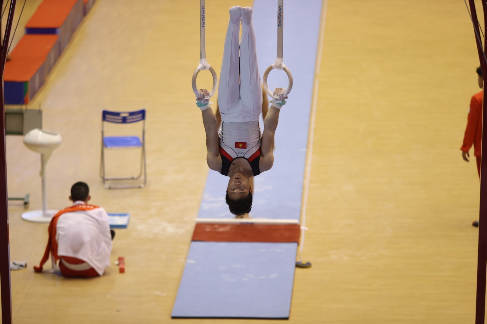 4. Nguyễn Văn Khánh Phong (TDDC Vòng treo): Nam thần TDDC Việt Nam gây bất ngờ lớn khi đánh bại nhà vô địch thế giới nội dung vòng treo Carlos Yulo và giành HCV SEA Games 32. Ở Đại hội lần trước, Khánh Phong chỉ giành HCB và thừa nhận đó là thất bại lớn nhất trong sự nghiệp nhưng năm nay anh đã phục thù thành công.