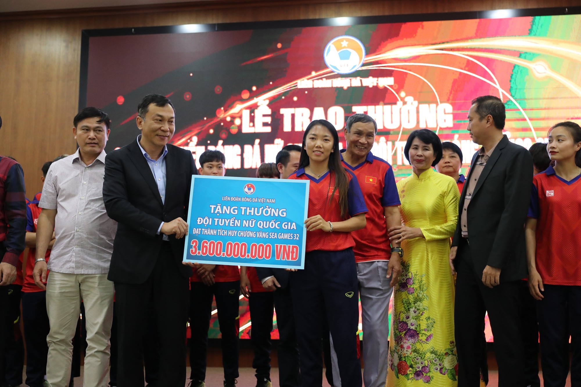 Đội tuyển nữ Việt Nam nhận thưởng 'mưa tiền thưởng' sau tấm HCV SEA Games 32 1 Đội tuyển nữ Việt Nam nhận thưởng 'mưa tiền thưởng' sau tấm HCV SEA Games 32 1