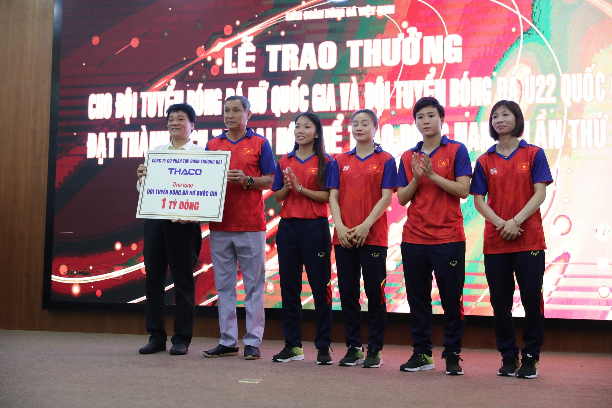 Đội tuyển nữ Việt Nam nhận thưởng 'mưa tiền thưởng' sau tấm HCV SEA Games 32 2 Đội tuyển nữ Việt Nam nhận thưởng 'mưa tiền thưởng' sau tấm HCV SEA Games 32 2