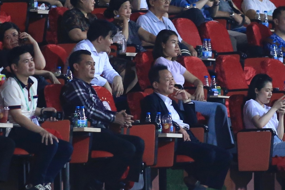 Trong thời gian nghỉ giữa hiệp trận CLB Hà Nội gặp CLB Đà Nẵng, Bầu Hiển xuất hiện trên khán đài VIP của sân Hàng Đẫy.