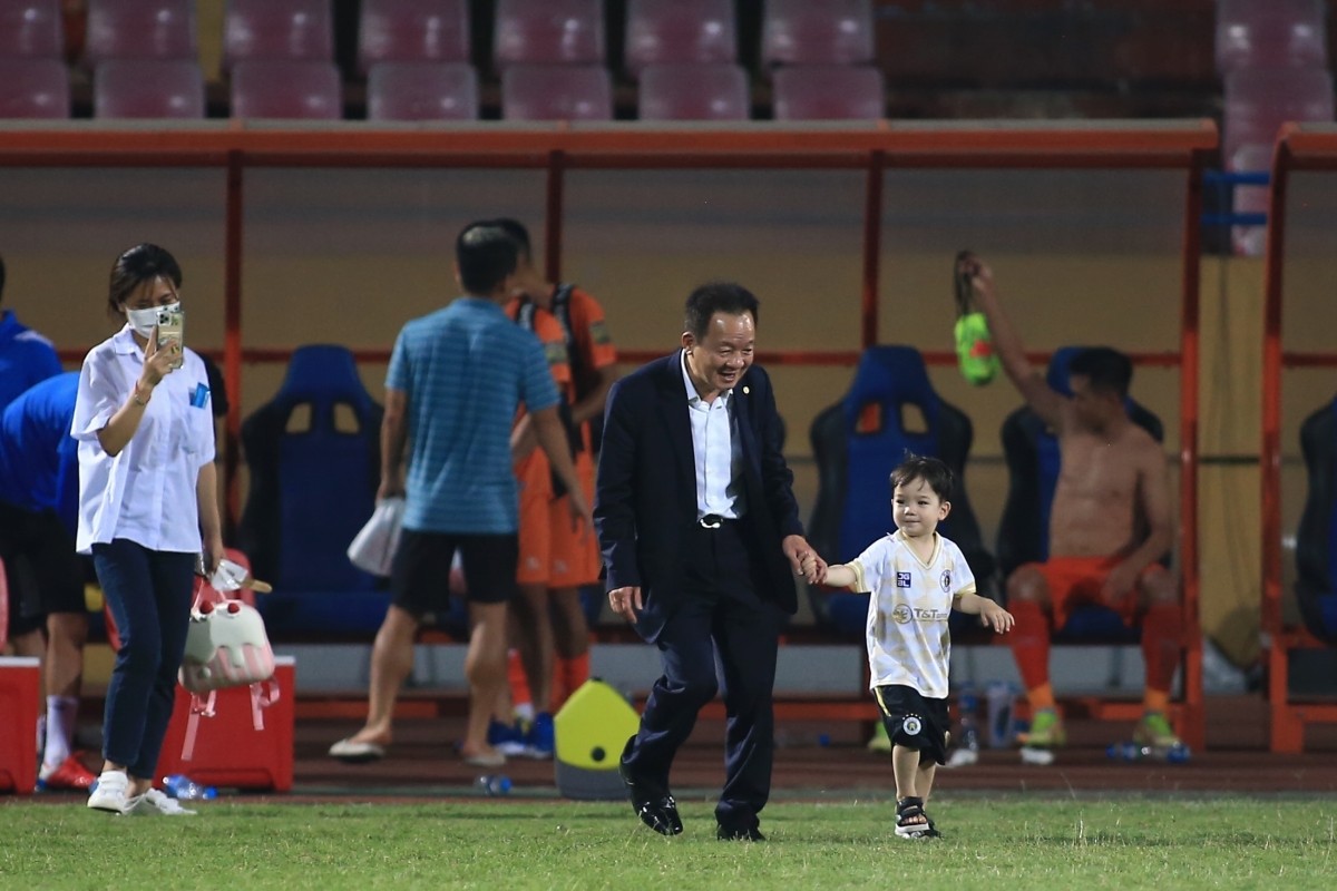 Kết thúc trận đấu, ông cùng vợ và hai cháu nội xuống sân cảm ơn người hâm mộ và trò chuyện với các cầu thủ.