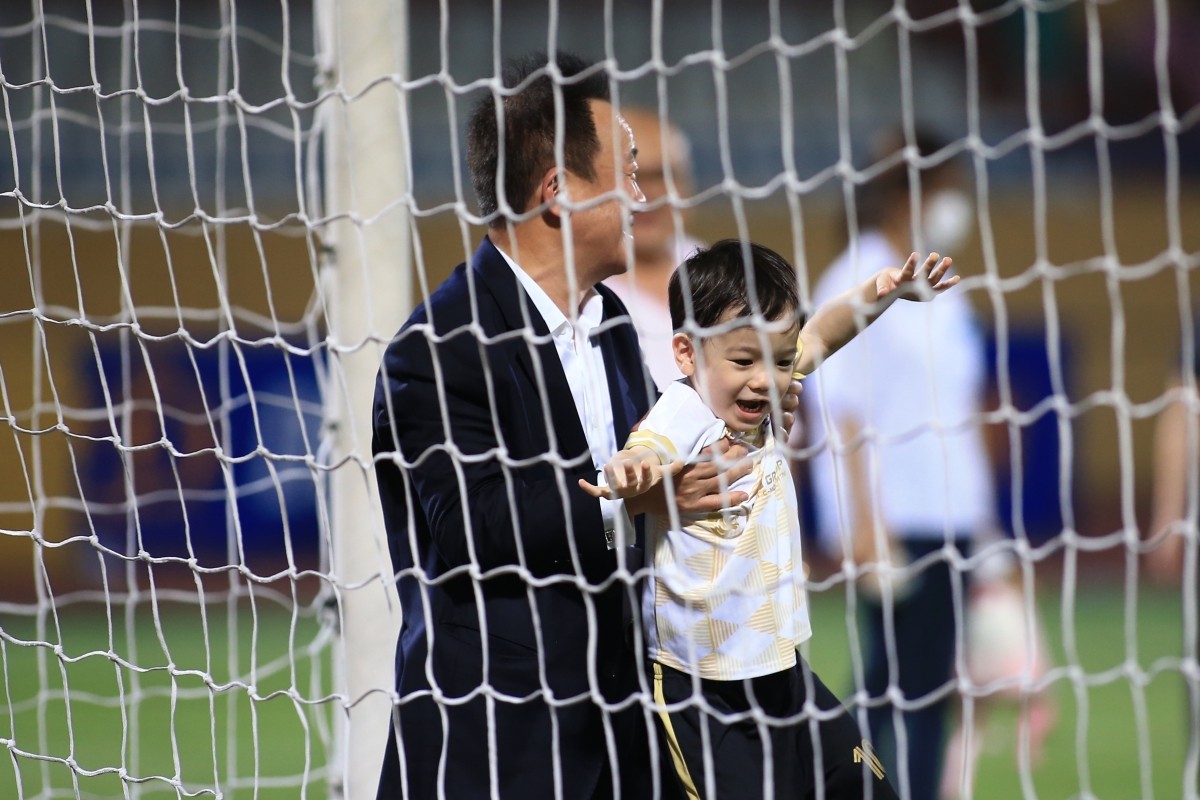 Niềm vui của bầu Hiển ở tuổi 60 khi được chơi đùa cùng các cháu sau thời gian làm việc mệt mỏi.