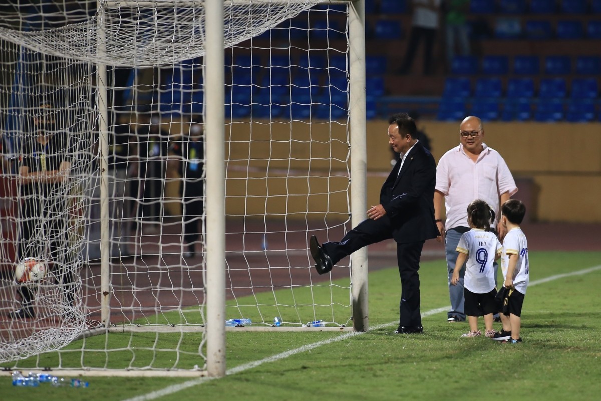 Hai cháu nội của bầu Hiển có biệt danh là 'Gấu' và 'Thỏ' - là cặp song sinh của con trai cả Đỗ Quang Vinh.