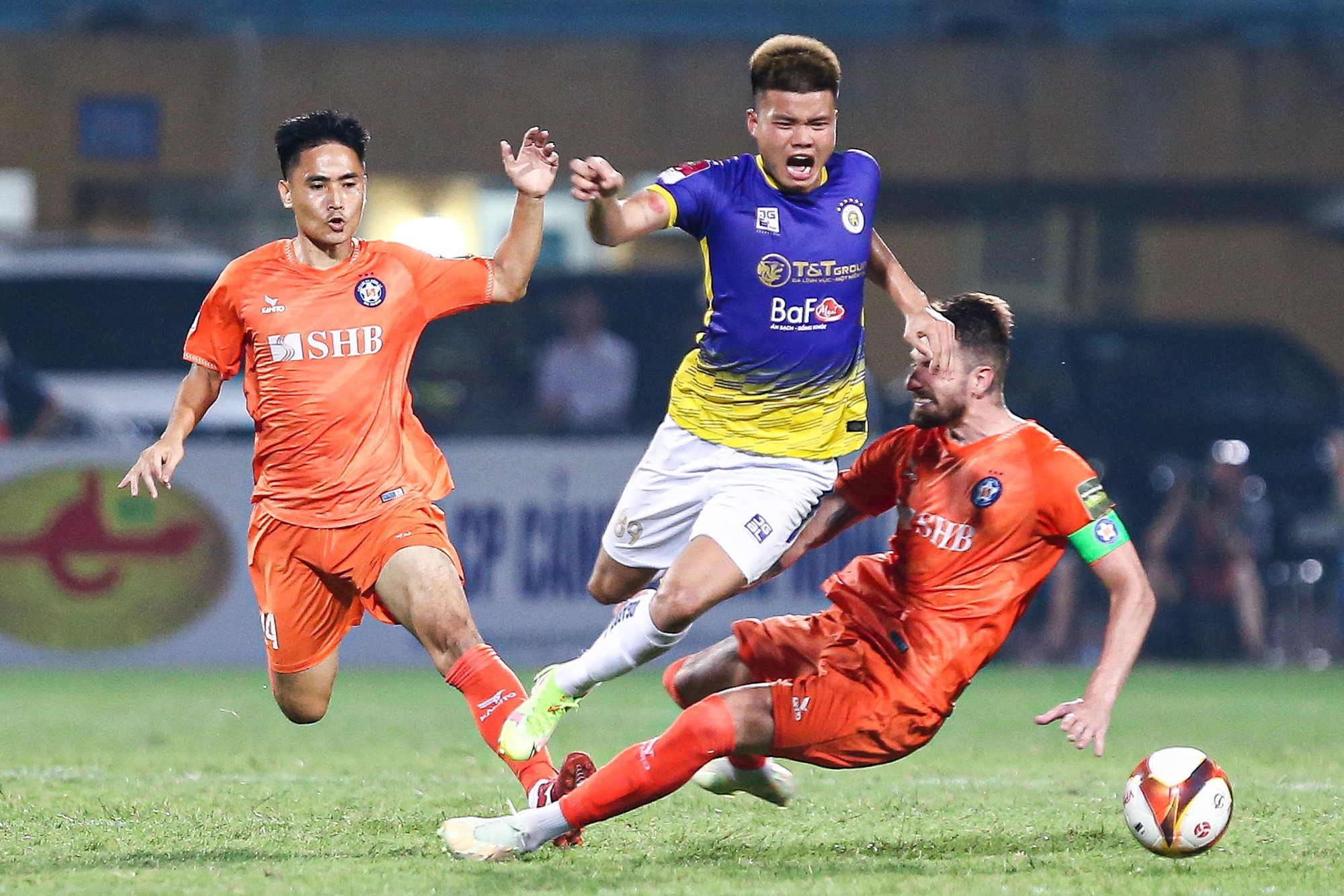 Trở lại với trận đấu, CLB Hà Nội trên sân nhà đã để CLB Đà Nẵng cầm chân với tỷ số 1-1. Đội bóng thủ đô có bàn thắng mở tỷ số do công của Tuấn Hải nhưng bị gỡ hòa ở cuối hiệp 1.