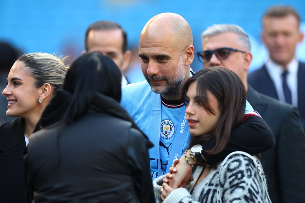 Mặt khác, HLV Pep Guardiola ăn mừng chức vô địch bên cạnh hai cô con gái xinh đẹp Maria (ngoài cùng bên trái) và Valentina (khoác vai).