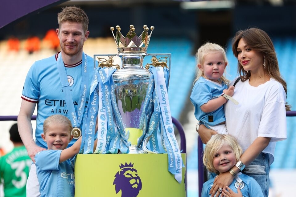 Ngôi sao Kevin De Bruyne tạo dáng bên cúp vô địch Premier League cùng 'bà xã' quyến rũ Michelle Lacroix và các con.