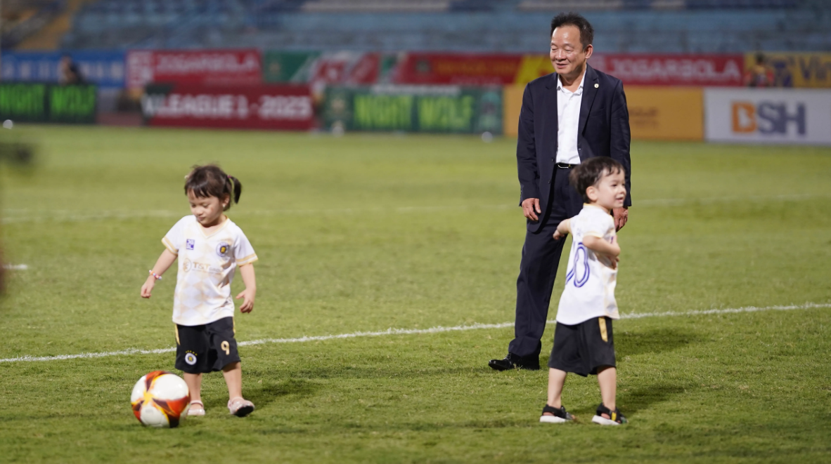 Những giây phút bình yên và cực kỳ đáng yêu của bầu Hiển cùng cháu nội.