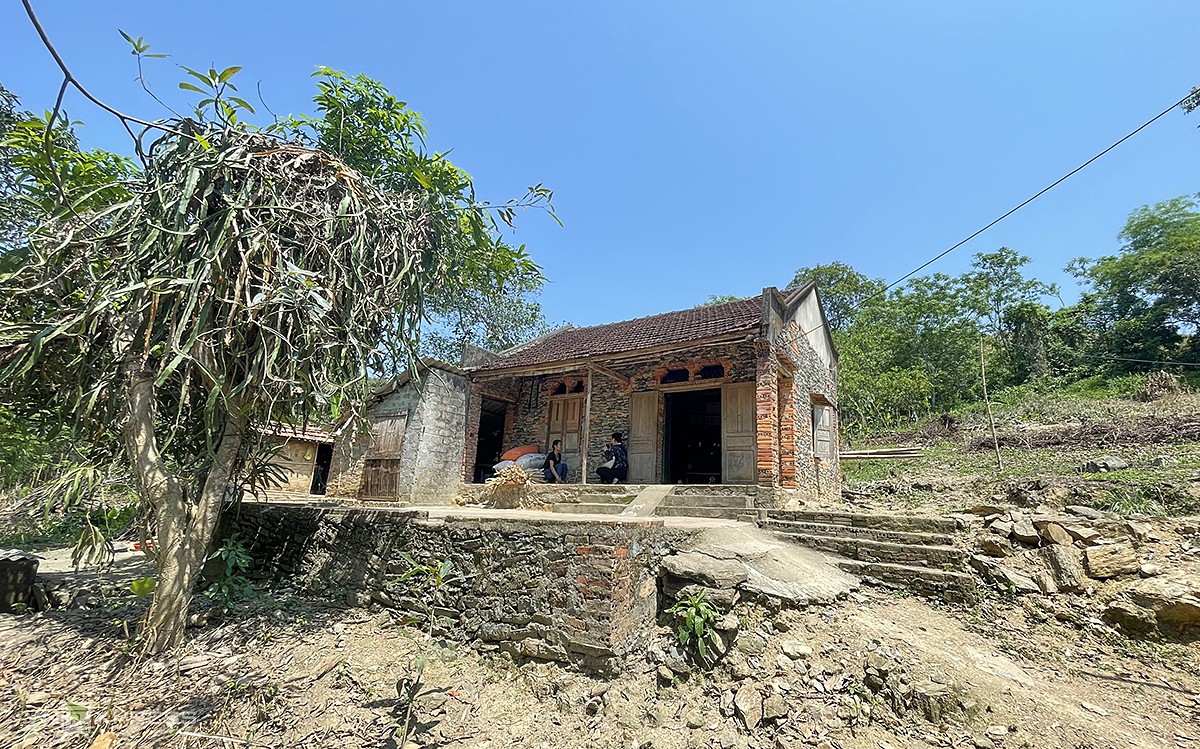 Căn nhà nhỏ đơn sơ của Duyên và gia đình. Ảnh: Lam Sơn