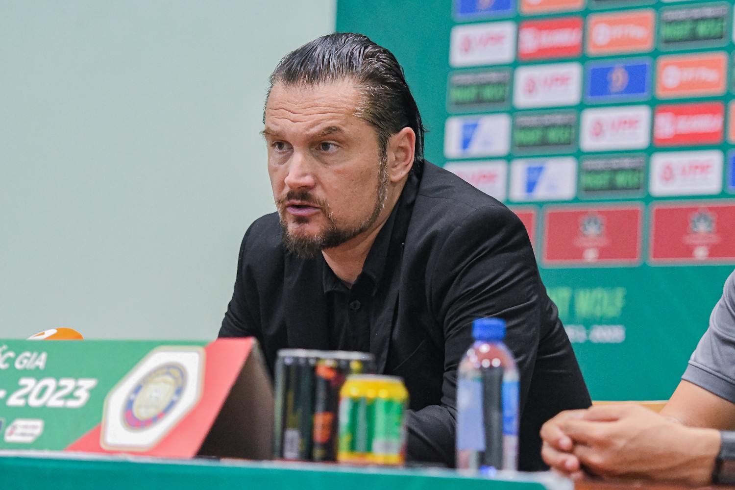HLV Popov trong cuộc họp báo sau trận với Viettel tại vòng 9 V.League 2023. Ảnh: Báo Thanh Hóa