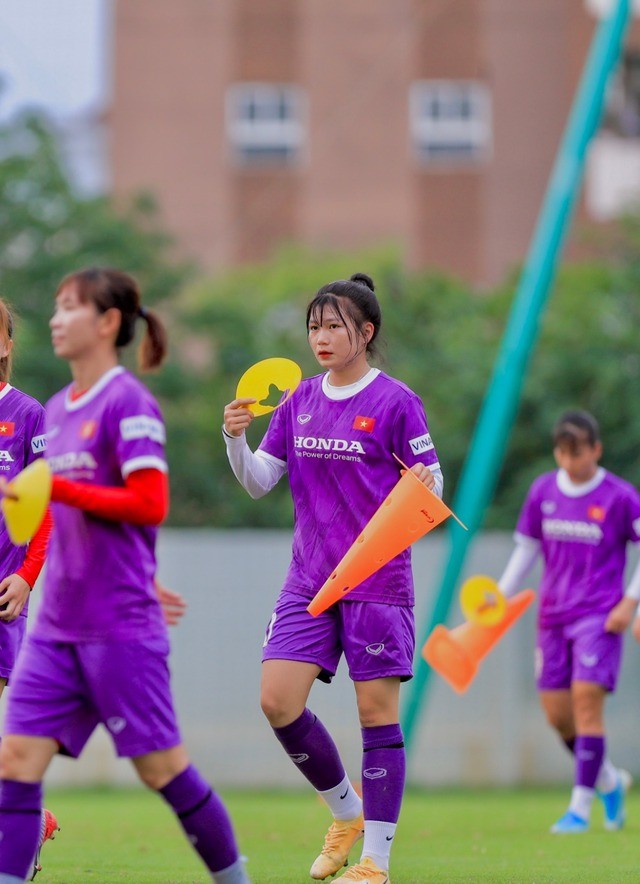 Cô thi đấu ở vị trí tiền đạo và từng chia sẻ rất hâm mộ Huỳnh Như.
