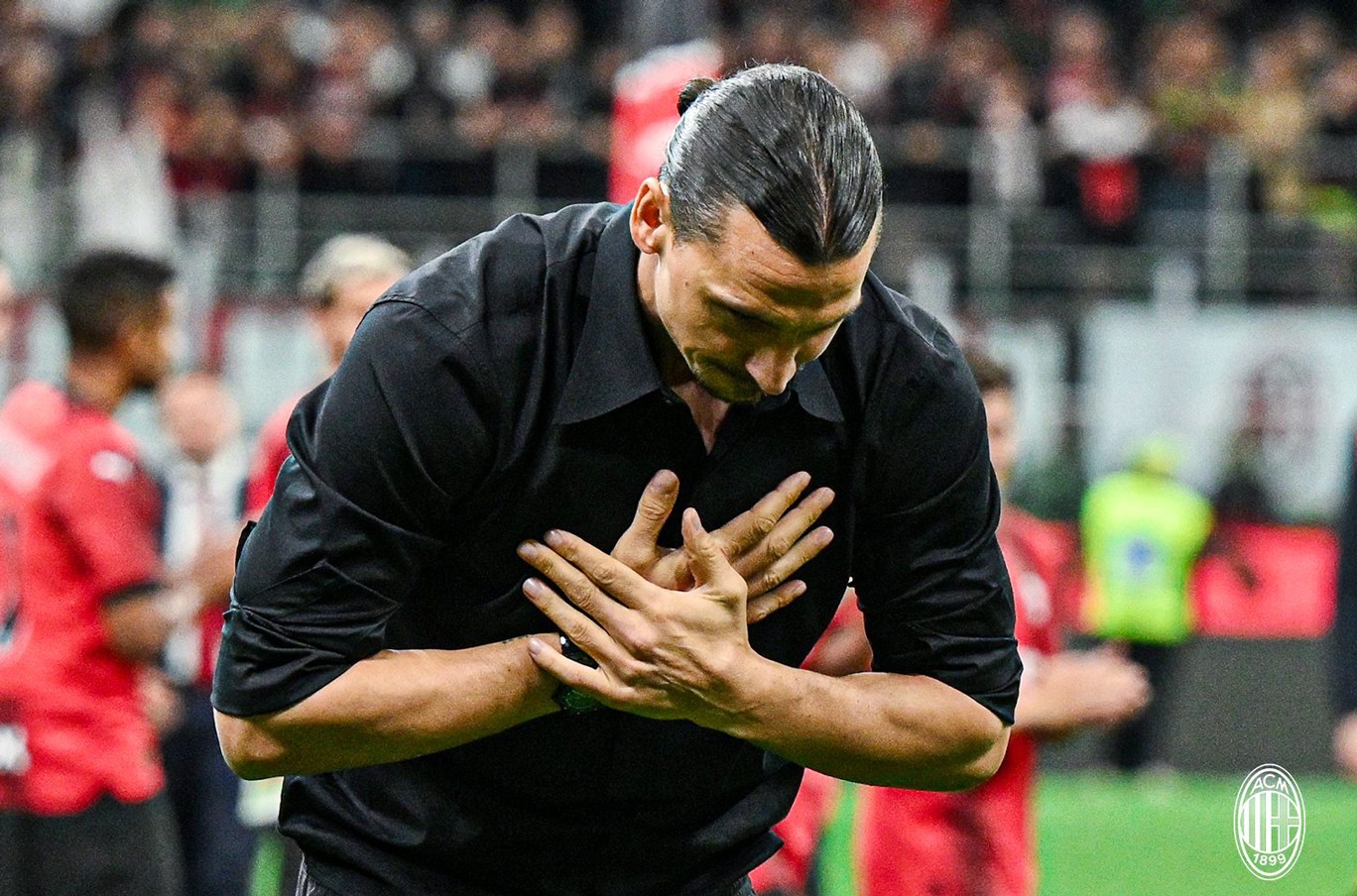 Ibrahimovic khóc trong ngày thông báo giải nghệ. Ảnh: AC Milan