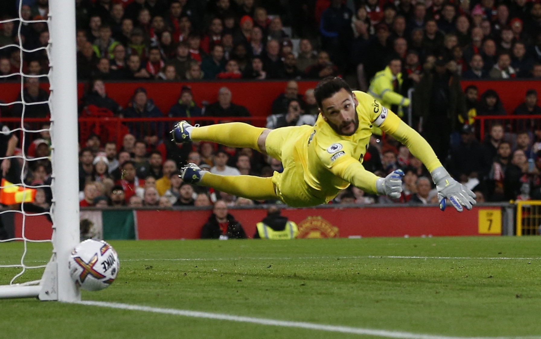 Hugo Lloris sẽ rời Tottenham khi hết hạn hợp đồng vào mùa hè này. Theo The Times, một đội bóng ở Saudi Arabia sẵn sàng tăng gấp 3 mức lương của thủ môn người Pháp nếu nhận lời đến Trung Đông.