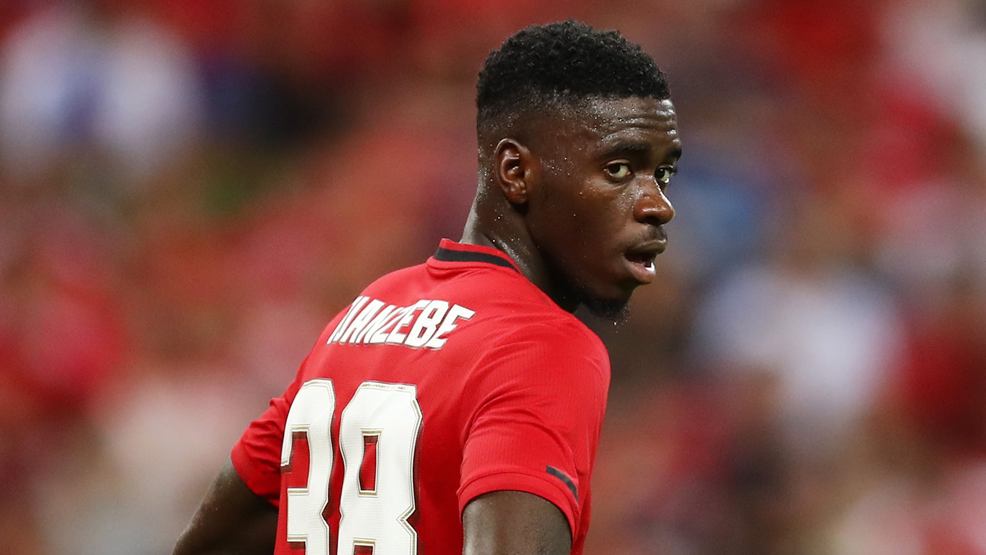 Axel Tuanzebe cũng sẽ nối gót Phil Jones rời Man United vào hè này. Hậu vệ sinh năm 1997 từng thi đấu rất hay khi được cho mượn nhưng chừng đó là chưa đủ để anh tỏa sáng và chiếm suất đá chính ở Quỷ Đỏ.