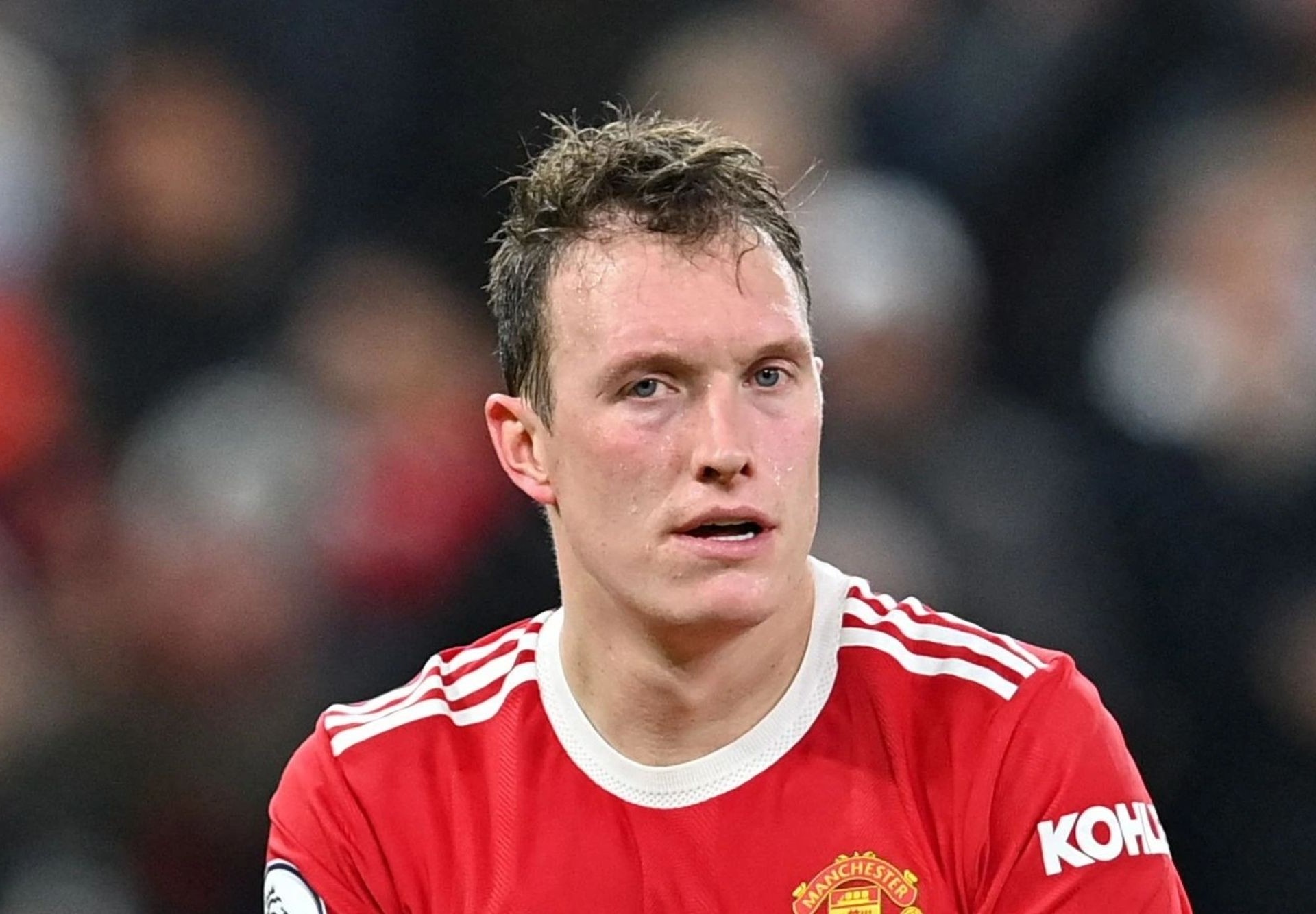 Phil Jones là cái tên đầu tiên được xác nhận rời Man United sau mùa giải 2022/23. Sau 12 năm gắn bó, cầu thủ người Anh buộc phải rời đi vì chấn thương dai dẳng. Nếu biến sự nghiệp bóng đá của Phil Jones thành một bộ phim, thì nó sẽ là những khung cảnh đầy bi kịch, nước mắt và bí ẩn.
