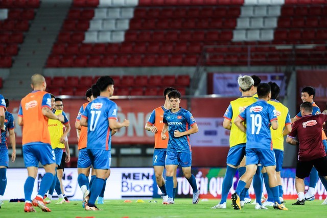 Phần tập chuyên sâu, HLV Troussier không cho báo chí tác nghiệp vì ông muốn học trò có sự tập trung tuyệt đối và bảo mật chiến thuật.