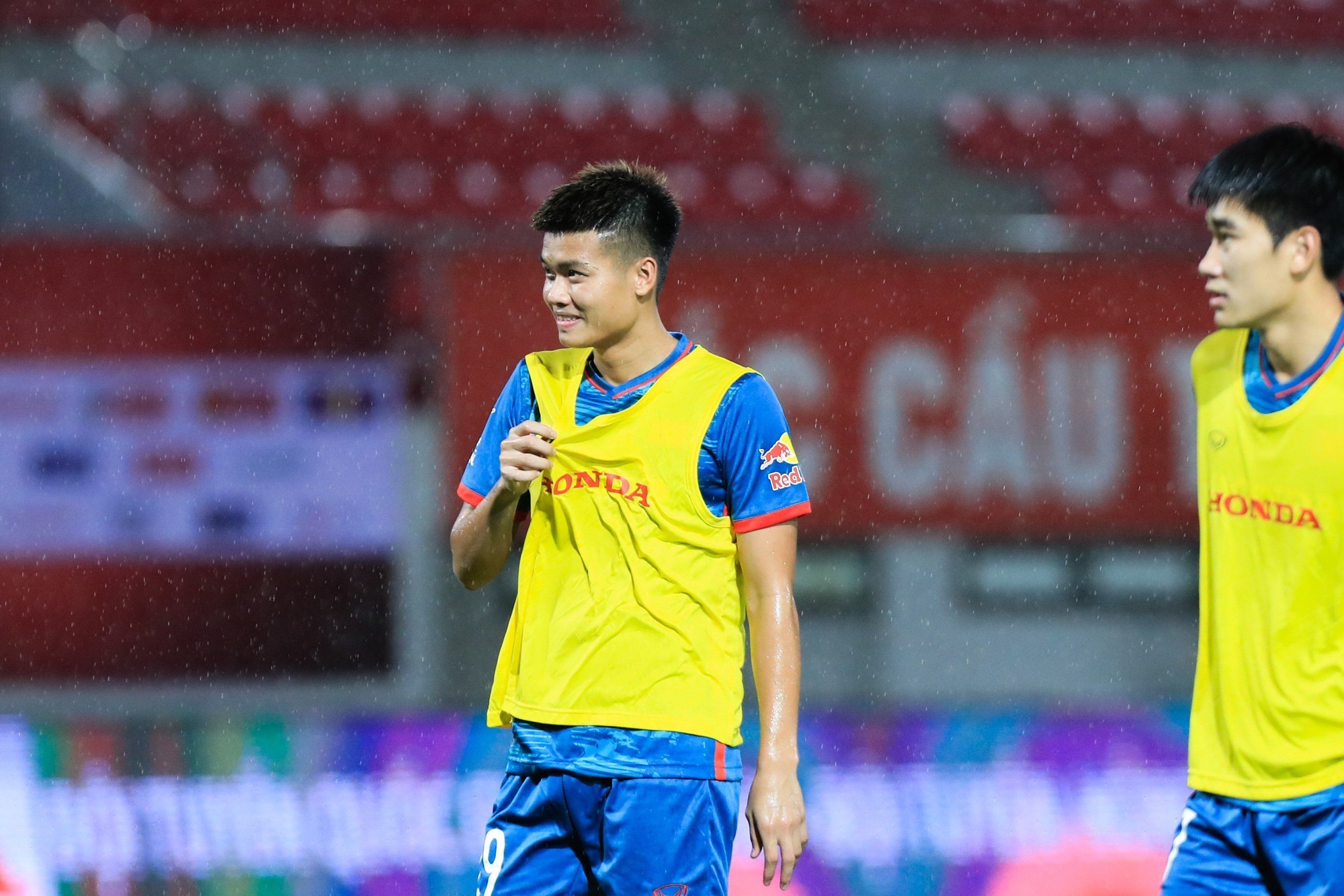 Nhìn chung, giáo án của HLV Troussier không điều chỉnh quá nhiều so với các bài tập trước. Sau phần khởi đồng, cả đội chia nhóm đá đối kháng, chú trọng phát triển bóng.