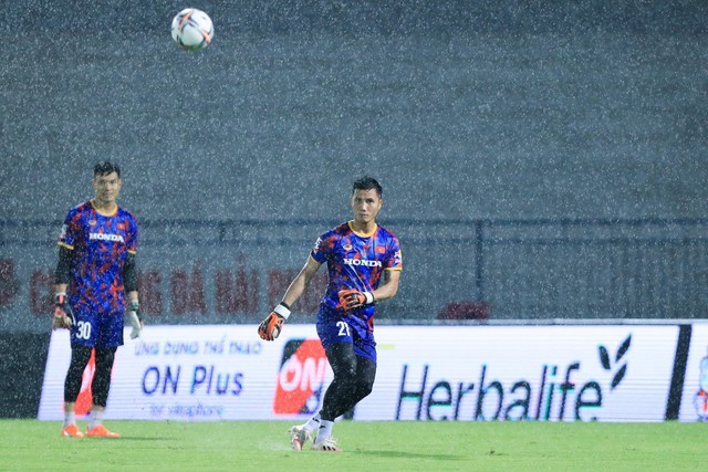 Trong sáng nay 14/6, đội tuyển Việt Nam có thêm buổi tập làm quen, lúc 15h HLV Troussier sẽ tham gia họp báo trước trận đấu.