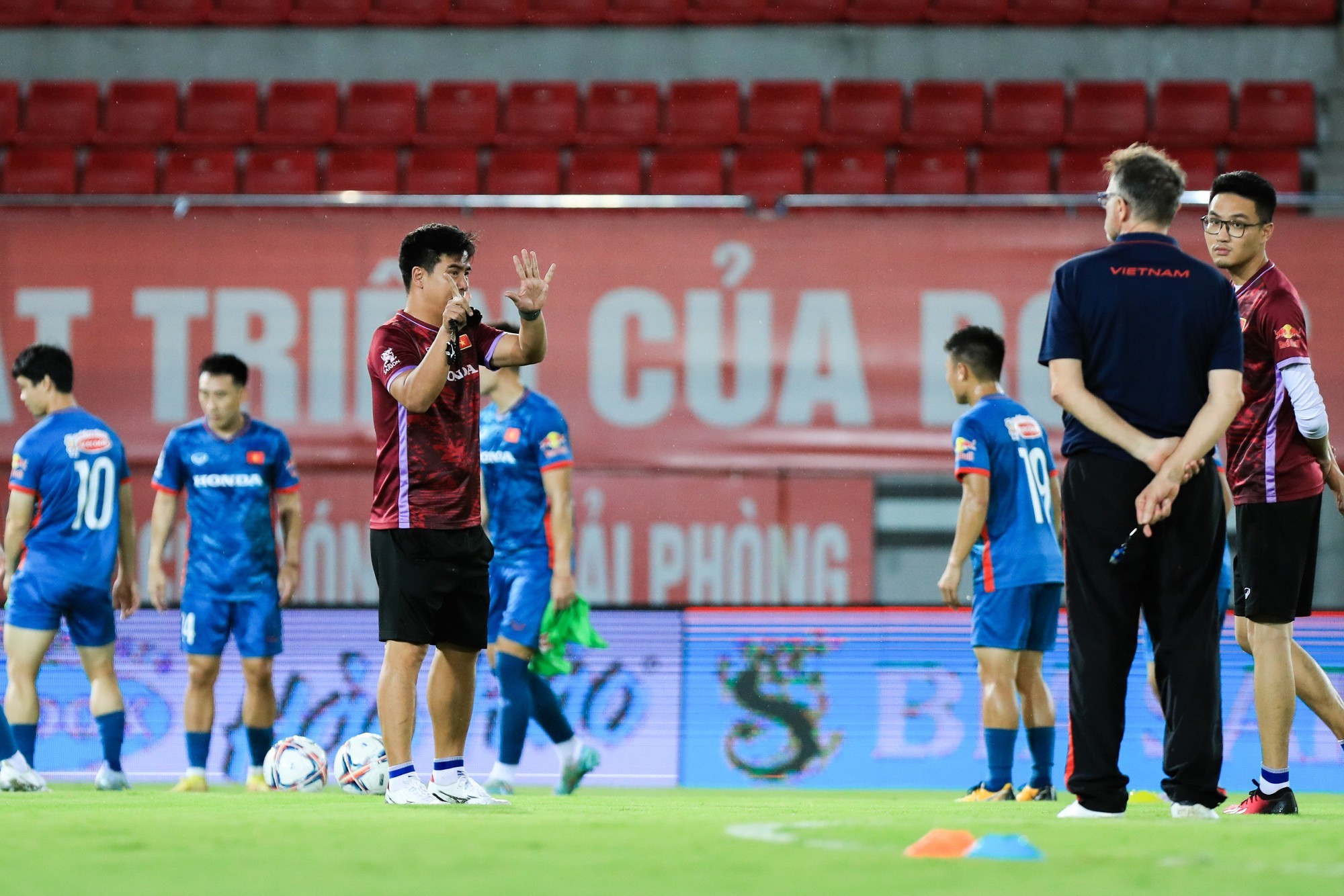 Tối 13/6, đội tuyển Việt Nam có buổi tập làm quen sân Lạch Tray (Hải Phòng) để chuẩn bị cho trận giao hữu gặp Hong Kong (Trung Quốc) ngày 15/6 lúc 19h30.