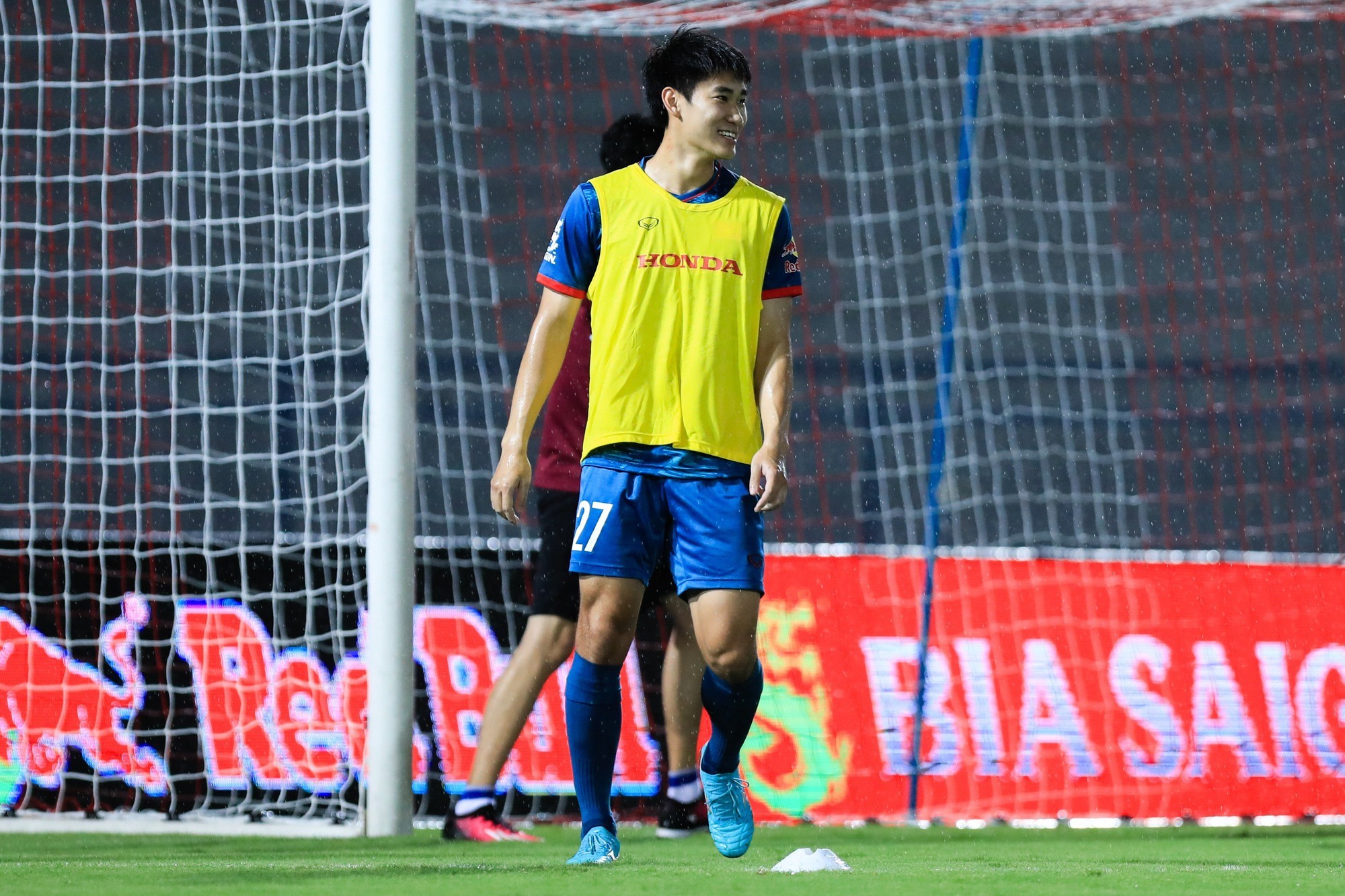 HLV Troussier yêu cầu các học trò làm nóng cơ bắp, thực hiện các bài tập không bóng, tránh chấn thương chuột rút khi bước vào các bài tập cường độ cao.