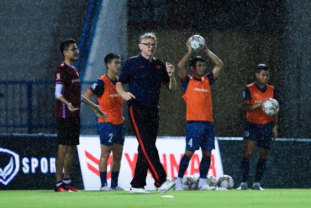 Thời tiết ở Hải Phòng tương đối mát mẻ nhưng có mưa lớn trong lúc đội ra tập luyện. Dù vậy không ảnh hưởng quá nhiều đến quá trình tập luyện của toàn đội.