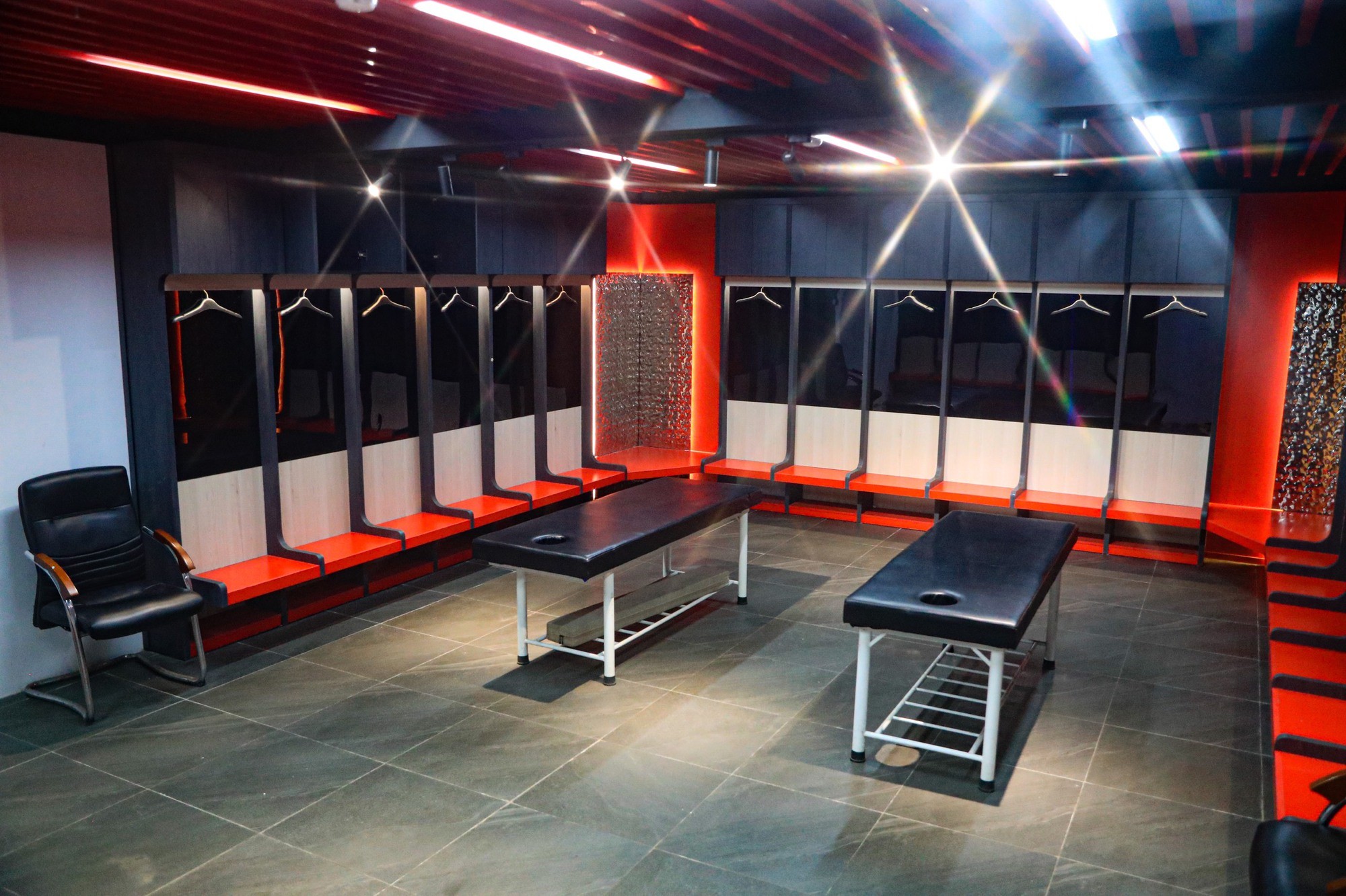 Phòng thay đồ được thiết kế hiện đại, sạch sẽ. Ngoài ra còn có bàn mát-xa cho các cầu thủ.