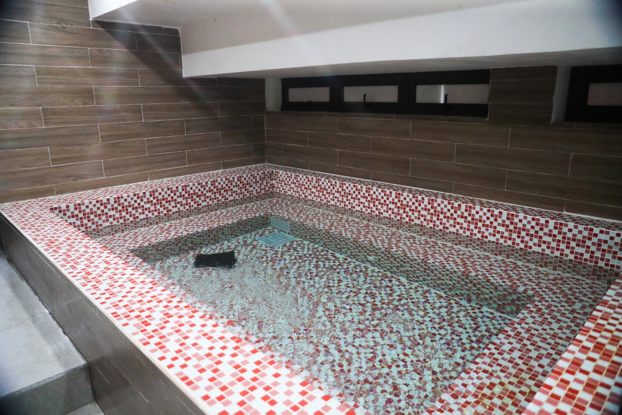 Trong phòng thay đồ còn trang bị phòng tắm, nơi các cầu thủ tắm sau khi tập, thi đấu và phục hồi cơ thể.