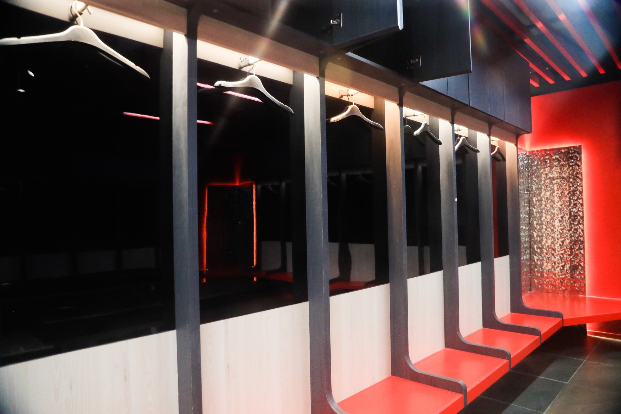 Nơi treo áo thi đấu không khác gì những phòng thay đồ của các nước có nền bóng đá phát triển.