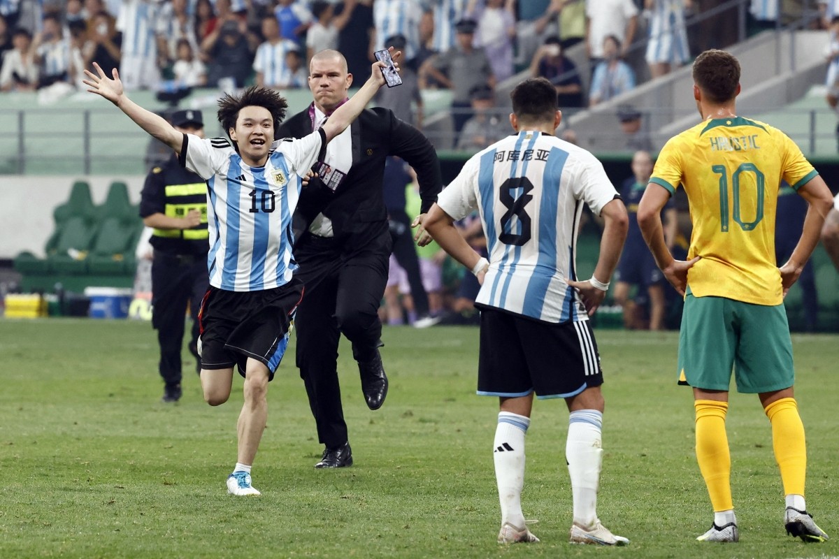 Trong trận đấu giữa Argentina và Australia tại Trung Quốc, một CĐV bất ngờ trèo xuống từ khán đài, lao vụt vào sân ôm chầm lấy Messi trước sự ngỡ ngàng của lực lượng an ninh cũng như các cầu thủ.