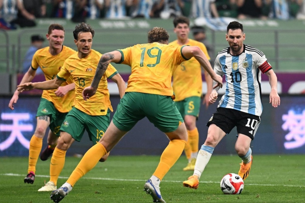 Sau khoảnh khắc hài hước, chàng thanh niên cho biết: 'Tôi xin lỗi vì hành động của mình, nhưng tôi rất hâm mộ Messi và muốn được gặp và chụp ảnh cùng anh ấy. Tôi mới chỉ được ôm Messi và chưa có cơ hội xin chữ ký. Tôi muốn đến Miami để hoàn thành nốt nguyện vọng này. Ngoài ra, tôi cũng hy vọng đội ngũ an ninh làm việc tốt hơn để tránh xảy ra những vụ việc tương tự ngày hôm nay. Trung Quốc sắp tổ chức nhiều sự kiện thể thao lớn trong tương lai'.