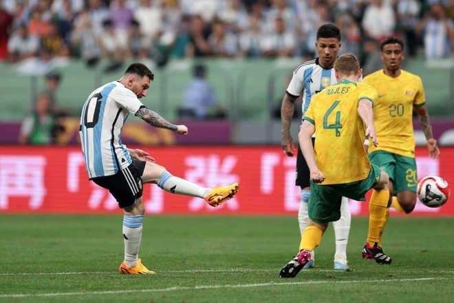 Messi có màn trình diễn ấn tượng trong trận giao hữu với Australia, anh chơi trọn 90 phút, ghi 1 bàn, tạo ra 2 cơ hội, thắng tranh chấp 8 lần, rê bóng thành công 85%, được Sofascore chấm điểm cao nhất trên sân (7,5).