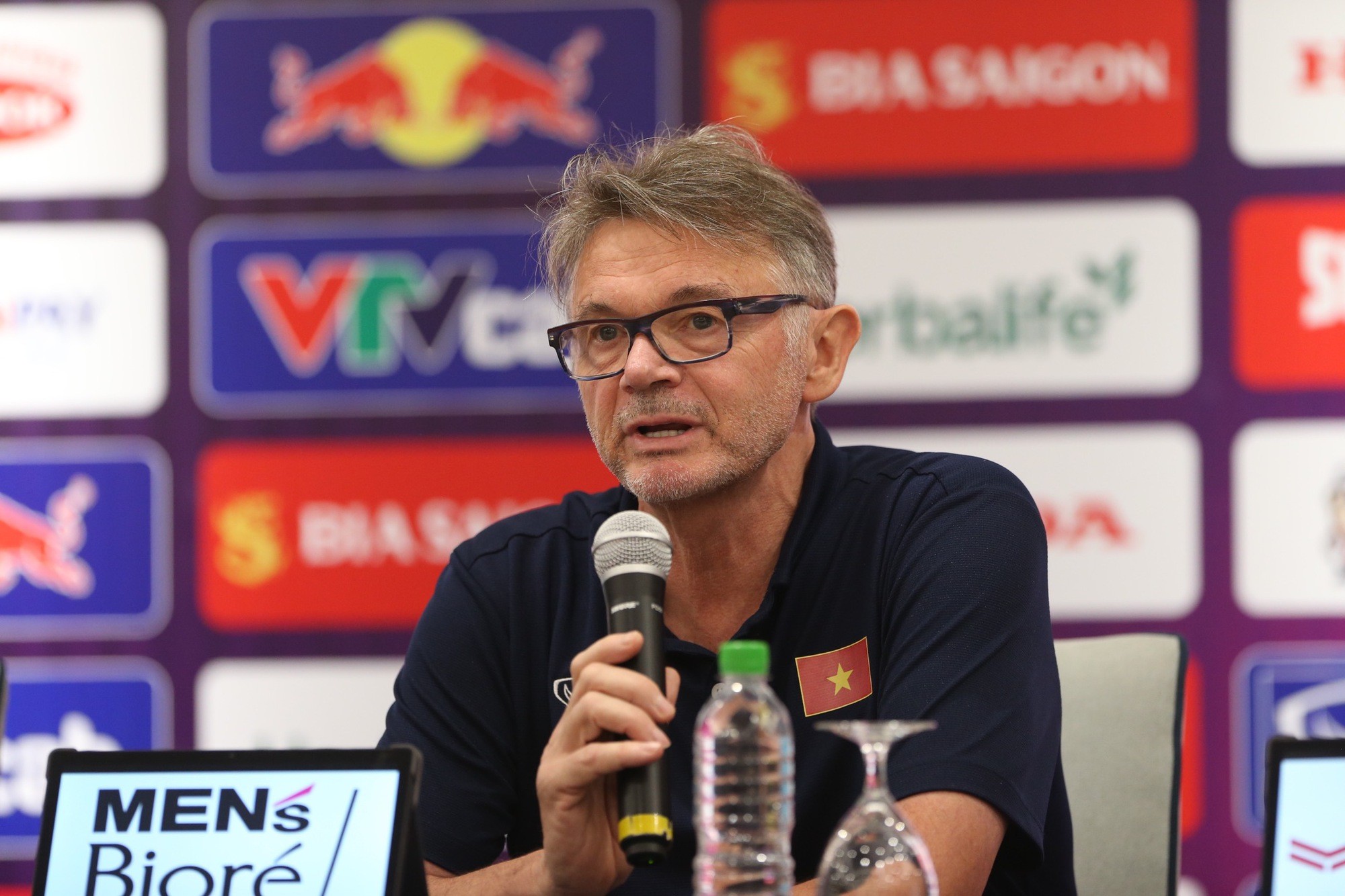 HLV Troussier trong buổi họp báo. Ảnh: Minh Tú