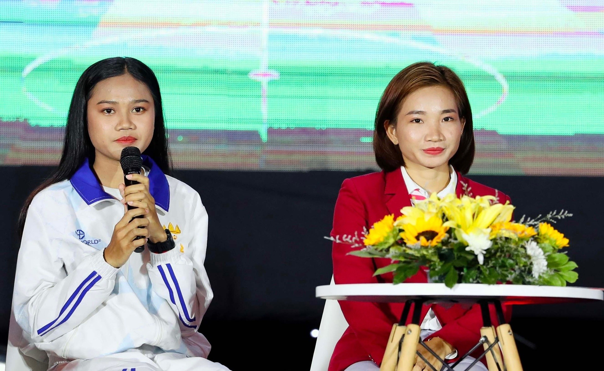 Nguyễn Thị Oanh (phải) và Bou Samnang tại lễ trao giải Cảm hứng SEA Games 32. Nguyễn Thị Oanh (phải) và Bou Samnang tại lễ trao giải Cảm hứng SEA Games 32.