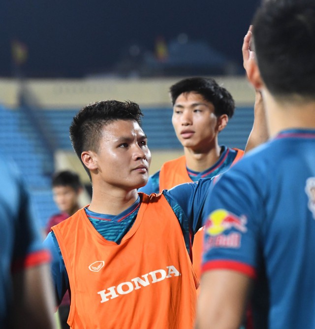 Đáp lại tình cảm đó, Quang Hải cũng vẫy tay chào người hâm mộ trước khi bước vào tập luyện.