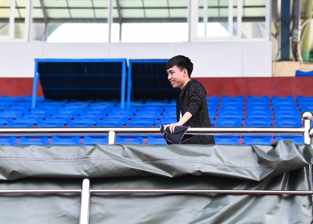 Nhân viên tỉ mỉ lau dọn nhằm mang đến một khán đài sạch sẽ để đón chào các cổ động viên.