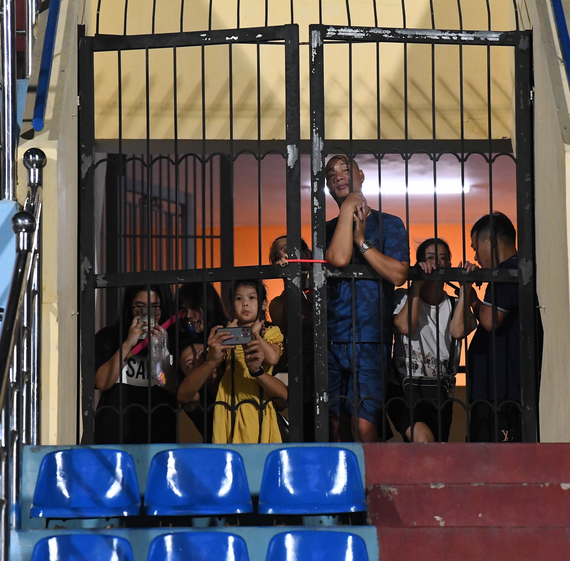 Chiều 18/6, ĐT Việt Nam có buổi tập trên sân Thiên Trường, tuy lối vào khán đài A đã được khóa nhưng nhiều cổ động viên vẫn có mặt để theo dõi thầy trò HLV Philippe Troussier.