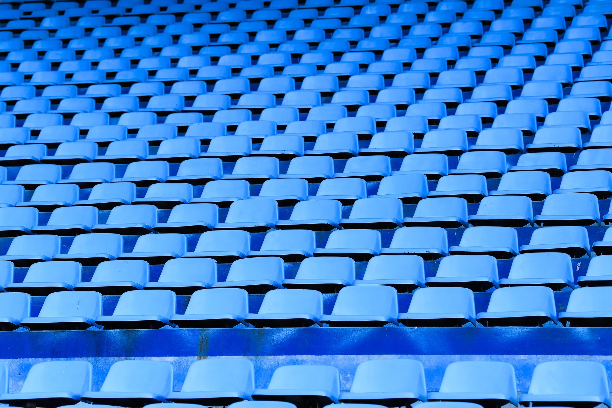 Những băng ghế ở khán đài A,B được lau dọn sạch sẽ.