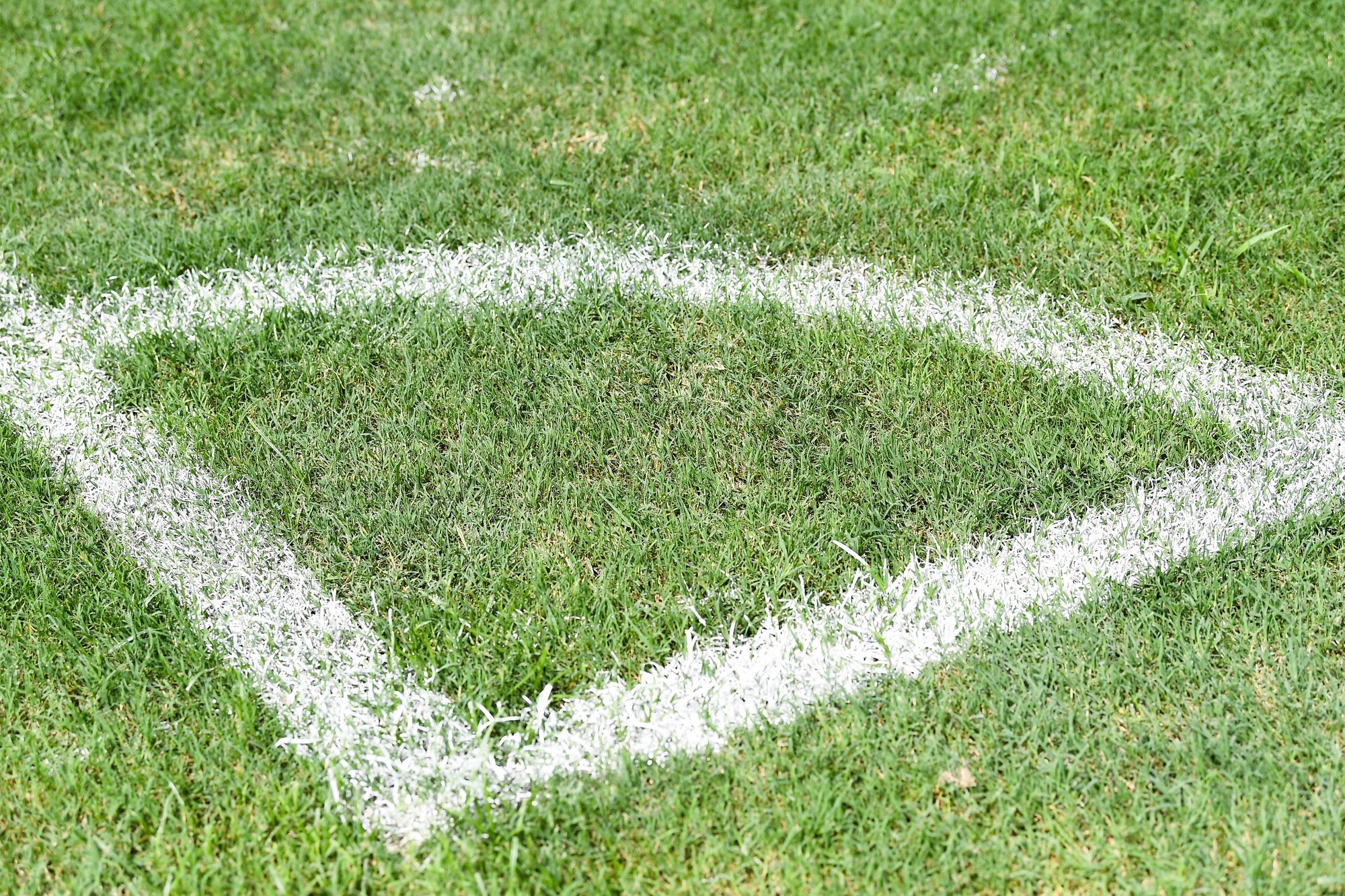 Những vạch vôi được kẻ lại cho đậm nét, giúp các trọng tài đưa ra các quyết định chính xác hơn.