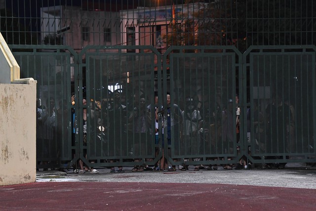 Nhiều cổ động viên còn hô to tên Quang Hải, như một lời khích lệ cho cầu thủ này cho chuyến xuất ngoại không thành công vừa qua.