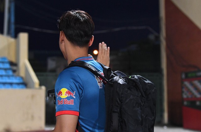 Đội trưởng Quế Ngọc Hải vẫy tay chào như một lời cảm ơn tình yêu của người hâm mộ thành Nam.