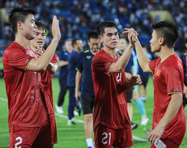 Trước đó, toàn đội đã đi quanh sân cảm ơn người hâm mộ. Trong sáng 21/6, ĐT Việt Nam có buổi họp tổng kết rồi giải tán trở về CLB.