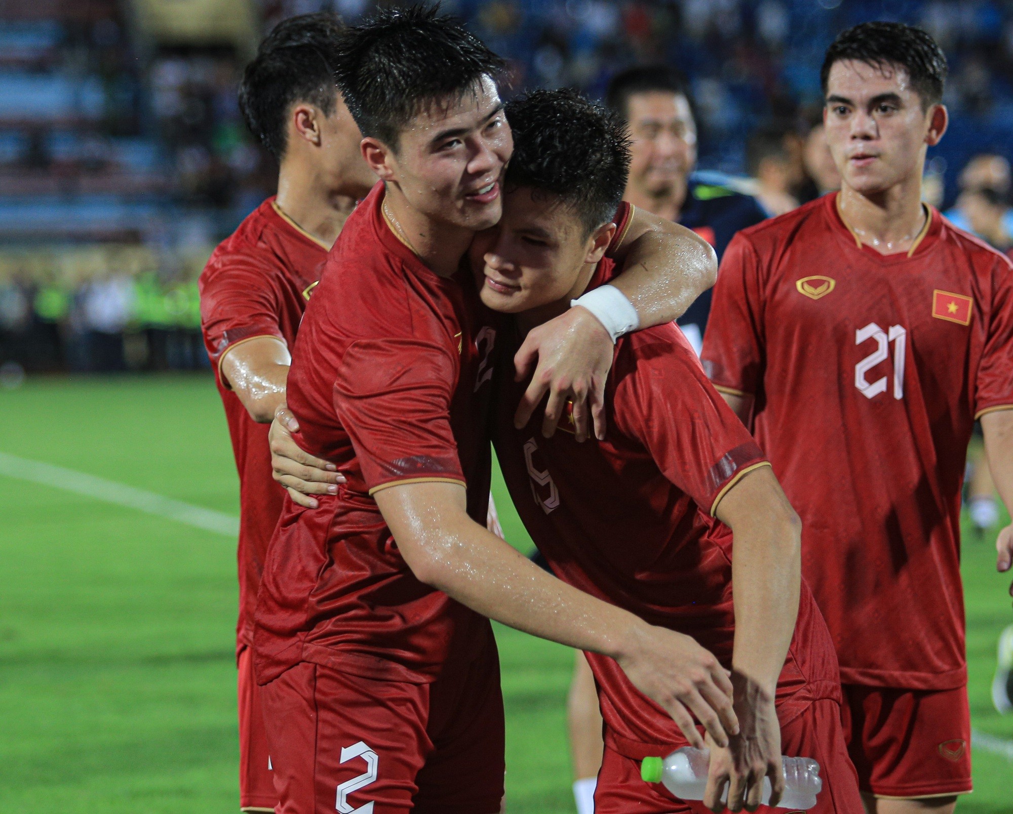 Đây cũng là trận đấu cuối trong loạt trận giao hữu tháng 6, các cầu thủ đã ôm động viên nhau sau khi tiếng còi mãn cuộc vang lên.