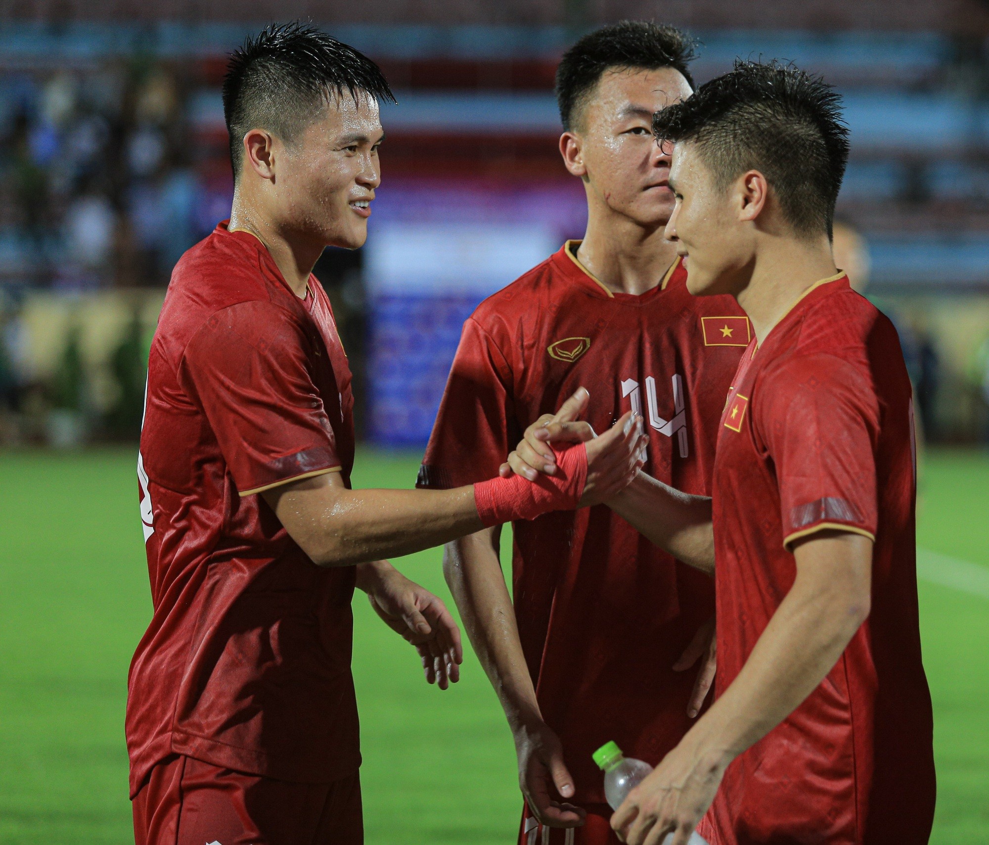 Quang Hải chủ động đi bắt tay từng đồng đội, nhiều khả năng anh sẽ trở lại thi đấu ở V.League trong thời gian tới.