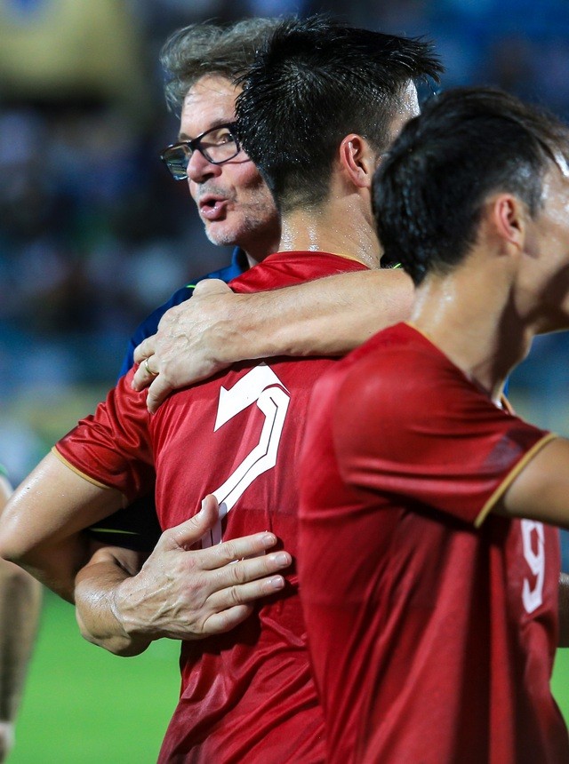 Sau màn trình diễn thuyết phục hơn trận giao hữu với Hong Kong (Trung Quốc), HLV Troussier lộ rõ niềm vui, ông đếm ôm từng cậu học trò.