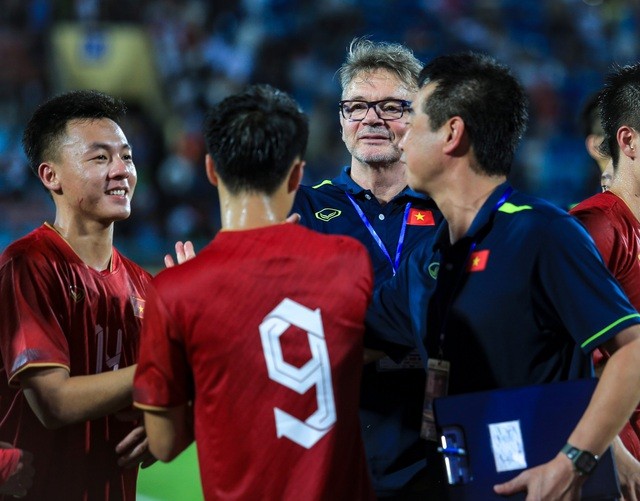 Ngoài những cái ôm, HLV Troussier nán lại sân trao đổi cùng các học trò.