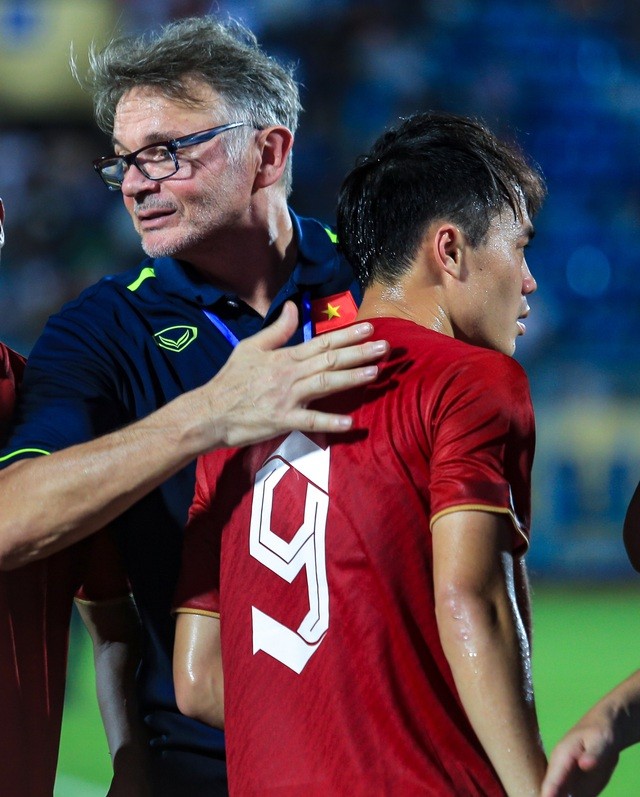 Chiến lược gia người Pháp vỗ vai động viên Văn Toàn.