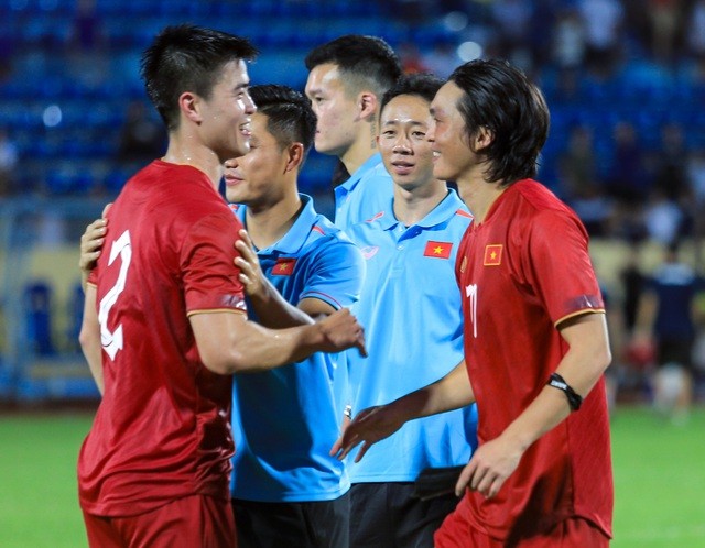 Duy Mạnh và Tuấn Anh nói cười vui vẻ.